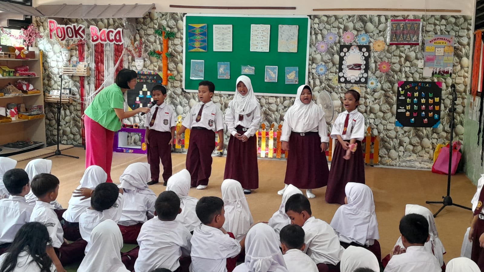 Wisata LiterAsyik Ke SDN Cipinang Besar Selatan 16